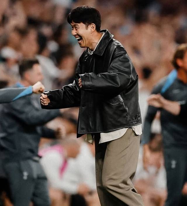 사복 차림으로 경기를 지켜본 손흥민이 토트넘의 UEL 4강 1차전 완승 후 기뻐하고 있다.   [토트넘 SNS]