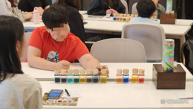 지난 4월 30일 서울 서대문구 가재울청소년센터에서 열린 ‘청소년 미디어 과의존 치유를 위한 프로그램’에 학생들이 참여하고 있다. 안효정 기자.