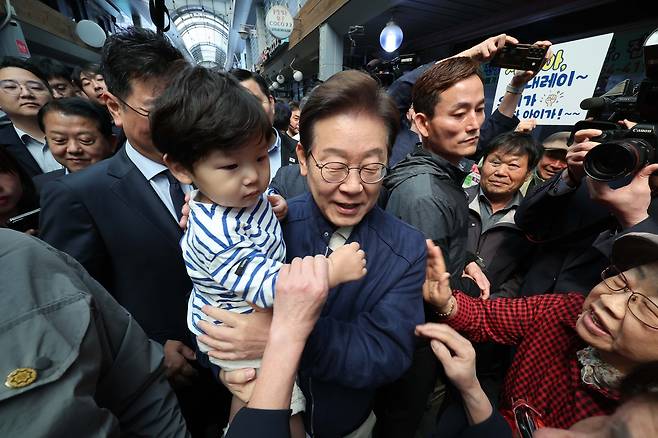 이재명 더불어민주당 대선 후보가 ‘골목골목 경청투어’ 접경지역 방문 이틀째인 2일 강원 철원군 동송시외버스고용터미널 인근에서 어린이를 안아주고 있다.  [연합]