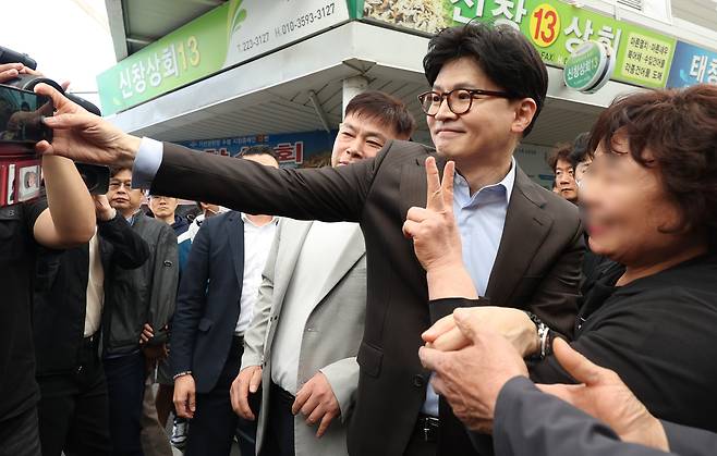 국민의힘 한동훈 대선 경선 후보가 2일 경남 창원시 마산합포구 마산어시장을 지지자와 기념 촬영하고 있다. [연합]
