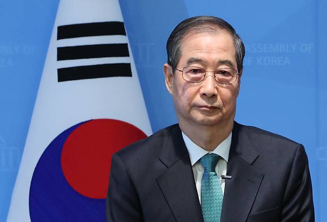 한덕수 전 국무총리가 2일 서울 여의도 국회 소통관에서 대통령 선거 출마에 앞서 인사하고 있다. [연합]