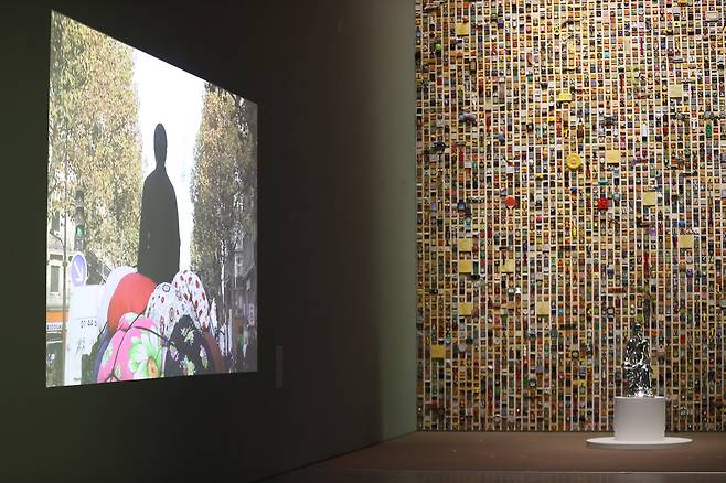 국립현대미술관 서울관에서 진행되는 소장품 상설전 ‘한국현대미술 하이라이트’ 전시 전경. 강익중의 ‘삼라만상’(1984-2014)과 김수자의 ‘보따리 트럭-이민자들’(2007)이 전시된 모습. [연합]