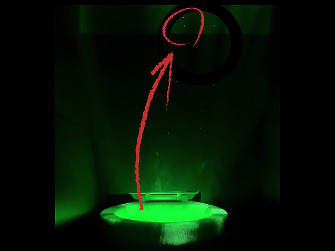 변기 물내림 시 비말 확산 장면을 레이저 활용으로 실험한 모습 [유한킴벌리, 국민대 공동연구]