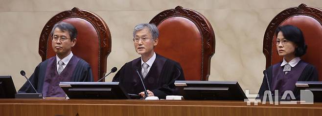 [서울=뉴시스] 사진공동취재단 = 조희대 대법원장을 비롯한 대법관들이 전날 서울 서초구 대법원에서 이재명 더불어민주당 대선 후보의 공직선거법 위반 사건과 관련한 전원합의체 선고를 위해 대심판정에 착석해 있다. 2025.05.02. photo@newsis.com