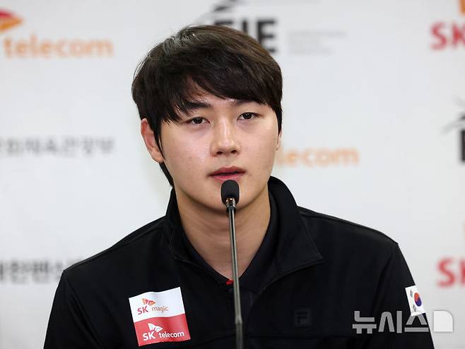 [서울=뉴시스] 이영환 기자 = 오상욱 30일 오전 서울 송파구 올림픽파크텔에서 열린 2025 서울 SK텔레콤 국제그랑프리펜싱선수권대회 미디어데이에서 각오를 전하고 있다. 2025.04.30. 20hwan@newsis.com