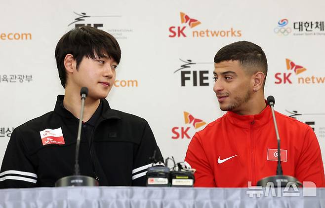 [서울=뉴시스] 이영환 기자 = 오상욱(왼쪽)과 파레스 페르자니가 30일 오전 서울 송파구 올림픽파크텔에서 열린 2025 서울 SK텔레콤 국제그랑프리펜싱선수권대회 미디어데이에서 서로를 바라보고 있다. 2025.04.30. 20hwan@newsis.com
