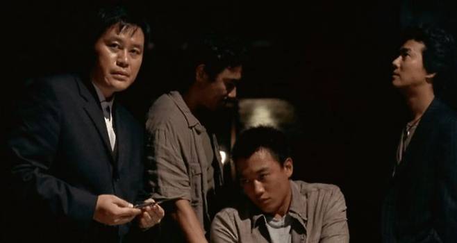 [서울=뉴시스] 영화 '해바라기' 속 지대한(맨 왼쪽). (사진=영화사 아이비젼) 2025.04.30. photo@newsis.com  *재판매 및 DB 금지