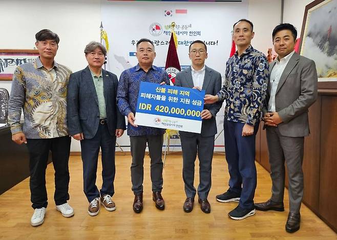 [안동=뉴시스] 인도네시아 한인회 관계자들이  경북에서 발생한 대형산불 피해복구를 지원하고자 성금을 모은 후 지난 22일 현지에서 경북도 관계자들에게 전달하고 있다. (사진=경북도 제공) 2025.05.02 photo@newsis.com *재판매 및 DB 금지