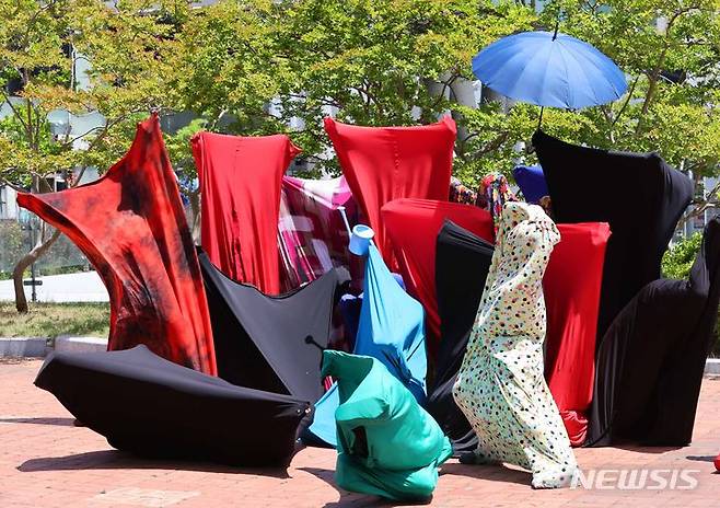 [부산=뉴시스] 하경민 기자 = '제17회 부산국제즉흥춤축제'가 개막한 17일 부산 금정구 부산대학교 넉넉한터에서 바디삭스를 착용한 이 대학 무용학과 학생들이 캠퍼스 야외 즉흥 공연을 펼치고 있다.세계 무용수들이 모여 다양한 문화를 표현하고 공유하는 이번 축제는 오는 19일까지 부산 해운대해수욕장과 F1963, 부산대 등지에서 열린다. 2024.05.17. yulnetphoto@newsis.com