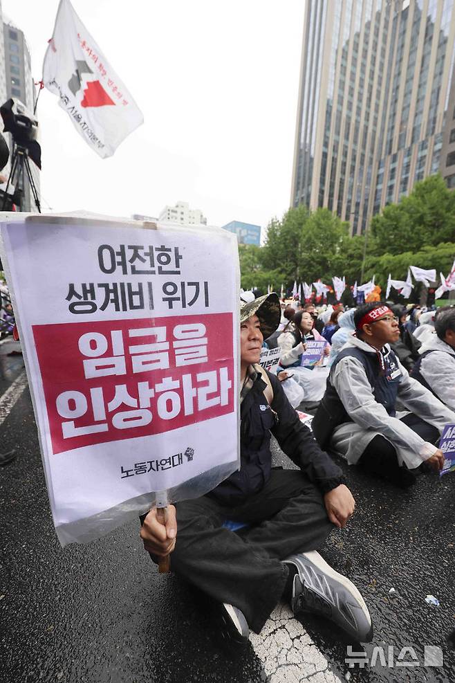 [서울=뉴시스] 김근수 기자 = 전국민주노동조합총연맹 조합원들이 1일 서울 중구 숭례문 인근에서 열린 제135회 세계노동절 대회에서 손피켓을 들고 있다. 2025.05.01. ks@newsis.com