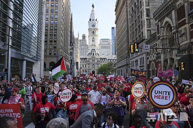 [필라델피아=AP/뉴시스] 1일(현지 시간) 미 펜실베이니아주 필라델피아에서 열린 노동절 시위 중 시위대가 행진하고 있다. 2025.05.02.