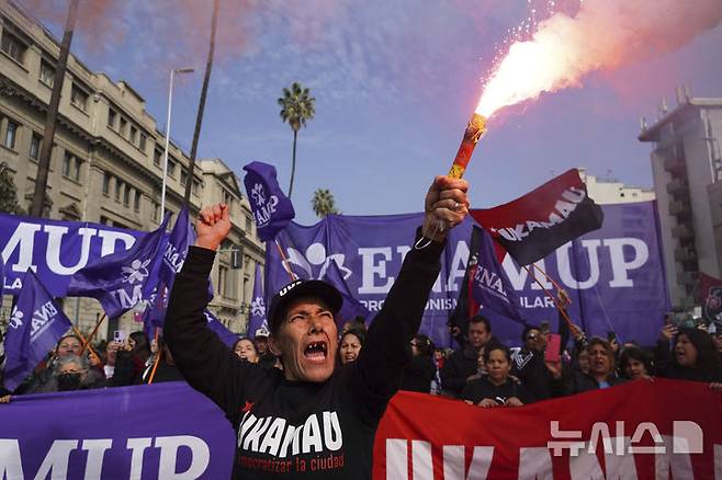 <font style="vertical-align: inherit;"><font style="vertical-align: inherit;">[산티아고=AP/뉴시스] 1일(현지 시간) 칠레 산티아고에서 열린 노동절 집회에서 한 참가자가 신호탄을 들고 있다<font style="vertical-align: inherit;"><font style="vertical-align: inherit;">. 2025.05.02.</font></font></font></font>