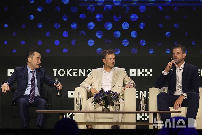 [두바이=AP/뉴시스] 트럼프 오가니제이션 부사장인 도널드 트럼프 미 대통령의 아들 에릭 트럼프(오른쪽)과 트럼프 일가의 암호 화폐 회사 월드 리버티 파이낸셜의 공동 설립자인 잭 위트코프(가운데), 암호 화폐 회사 트론 설립자 저스틴 선이 1일(현지시각) 두바이에서 열린 암호화폐 행사에서 대규모 거래 성사 사실을 발표하고 있다. 2025.5.2.