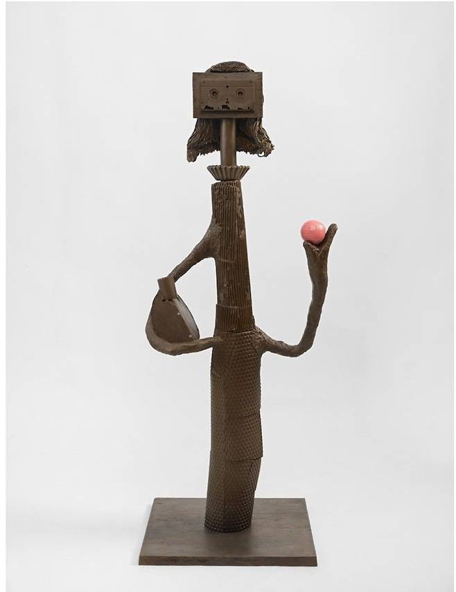 톰 삭스, 여인과 오렌지(Woman with Orange), 2025. 스테인리스스틸 부품이 달린 실리콘 청동에 에나멜, 질산 제2철 녹청. 180.3 x 73.7 x 63.5 cm (71 x 29 x 25 in) *재판매 및 DB 금지