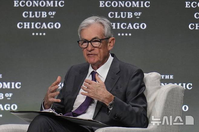 [시카고=AP/뉴시스] 연방준비제도(Fed)는 6일(현지 시간) 회의를 열고 인플레이션과 일자리 상황을 주시하며 금리를 동결할 것으로 보인다. 사진은 제롬 파월 미국 연방준비제도(Fed·연준) 의장. 2025.05.02.