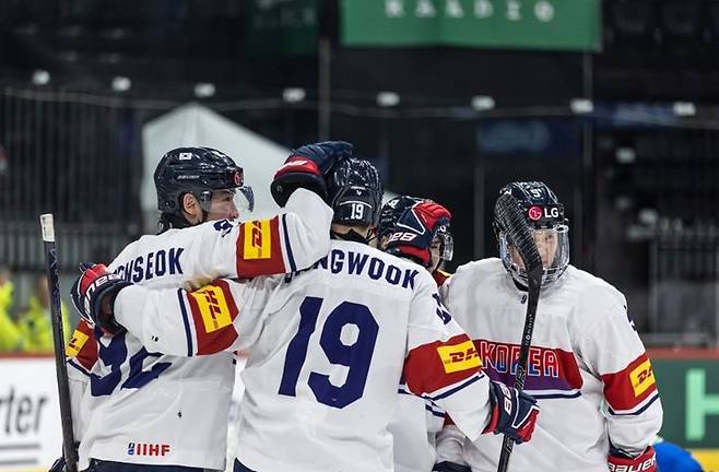 [서울=뉴시스] 한국 남자 아이스하키 대표팀. (사진=국제아이스하키연맹 홈페이지 캡처) *재판매 및 DB 금지