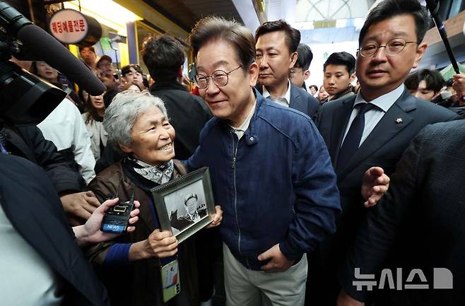 [철원=뉴시스] 조성우 기자 = 민심을 청취하는 '경청 투어'에 나선 이재명 더불어민주당 대선후보가 2일 오전 강원도 철원군 동송시외버스공용터미널 인근에서 주민을 만나 인사하고 있다. 2025.05.02. xconfind@newsis.com
