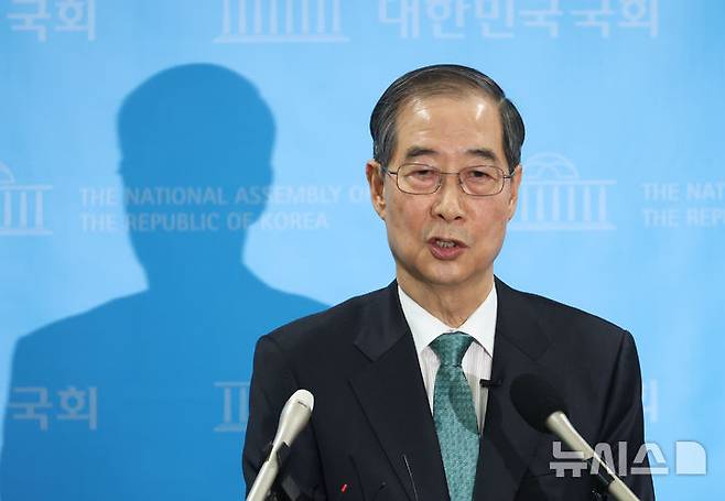 [서울=뉴시스] 고승민 기자 = 한덕수 전 국무총리가 2일 서울 여의도 국회 소통관에서 대선 출마 기자회견을 마친 뒤 백브리핑을 하고 있다. 2025.05.02. kkssmm99@newsis.com