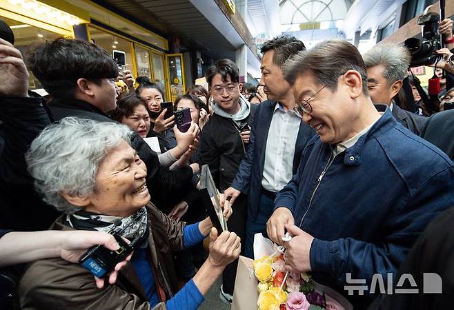[철원=뉴시스] 조성우 기자 = 민심을 청취하는 '경청 투어'에 나선 이재명 더불어민주당 대선후보가 2일 오전 강원도 철원군 동송전통시장을 찾아 한 시민과 대화하고 있다. (공동취재) 2025.05.02. photo@newsis.com