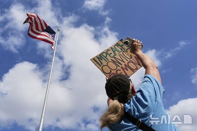 [휴스턴=AP/뉴시스] 1일(현지 시간) 뉴욕 등 미국 50여개 도시에서 도널드 트럼프 미국 대통령의 법치주의 훼손을 우려하는 법조인 시위가 열렸다. 사진은 이날 미국 텍사스주 휴스턴 시청 앞에서 열린 노동절 시위에 참여한 한 시민이 반트럼프 팻말을 들고 있는 모습. 2025.05.02.