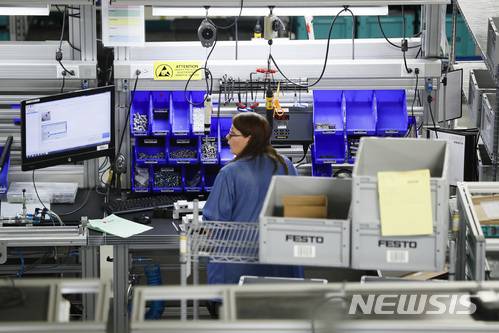 [메이슨=AP/뉴시스] 미국 오하이오주 메이슨에 있는 자동화 전문업체  페스토(Festo) 공장에서 직원이 작업을 하고 있다. 자료사진. 2025.05.02