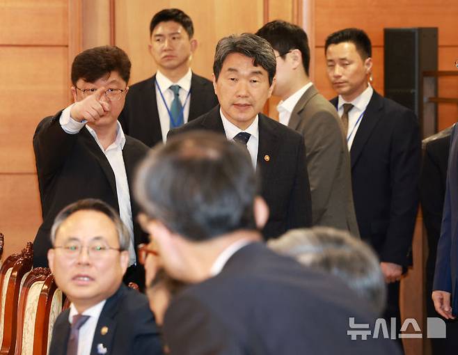 [서울=뉴시스] 고범준 기자 = 이주호 대통령 권한대행 부총리 겸 교육부 장관이 2일 서울 종로구 정부서울청사에서 열린 긴급 국가안전보장회의(NSC)에 입장하고 있다. 2025.05.02. bjko@newsis.com