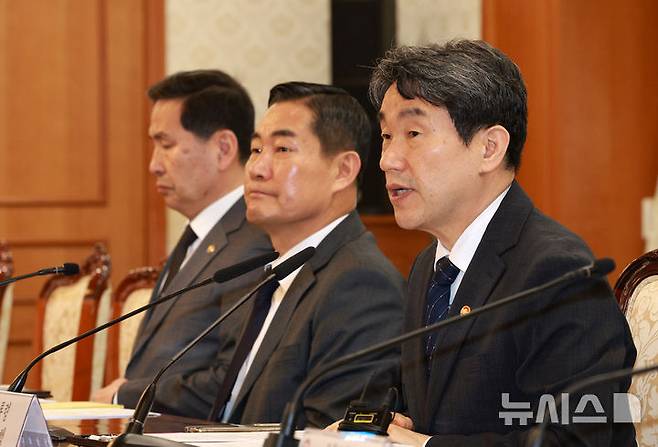 [서울=뉴시스] 고범준 기자 = 이주호 대통령 권한대행 부총리 겸 교육부 장관이 2일 서울 종로구 정부서울청사에서 열린 긴급 국가안전보장회의(NSC)에서 발언하고 있다. 2025.05.02. bjko@newsis.com