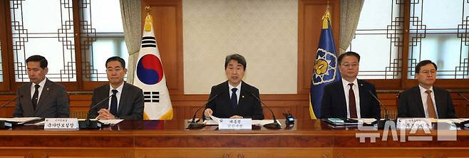 [서울=뉴시스] 고범준 기자 = 이주호 대통령 권한대행 부총리 겸 교육부 장관이 2일 서울 종로구 정부서울청사에서 열린 긴급 국가안전보장회의(NSC)에서 발언하고 있다. 왼쪽부터 김선호 국방부장관 직무대행, 신원식 국가안보실장, 이 권한대행, 방기선 국무조정실장, 인성환 국가안보실 2차장. 2025.05.02. bjko@newsis.com