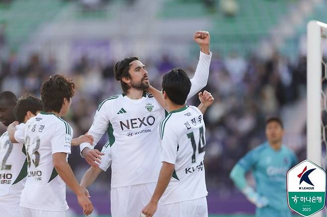 [서울=뉴시스]K리그1 전북 콤파뇨. (사진=한국프로축구연맹 제공)