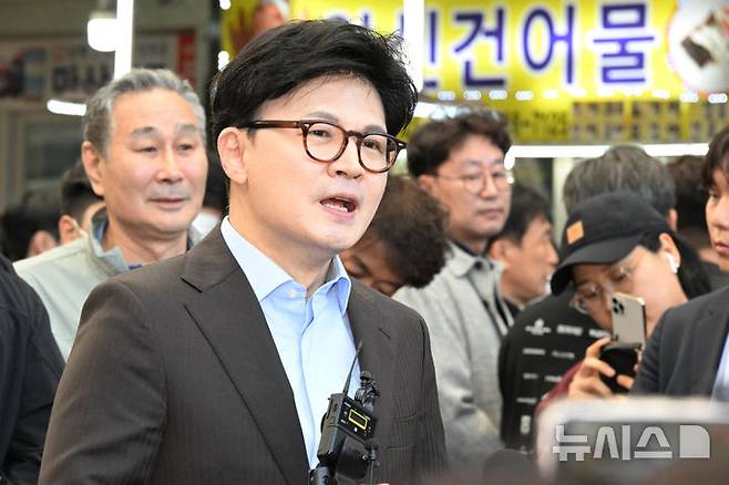 [창원=뉴시스] 차용현 기자 = 2일 오전 경남 창원시 마산어시장을 방문한 한동훈 제21대 대통령 선거 국민의힘 경선 후보가 취재진의 질문에 답하고 있다. 2025.05.02.con@newsis.com