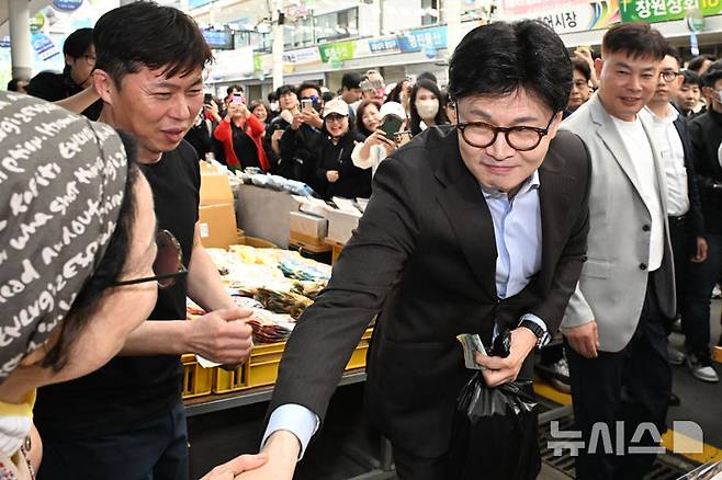 [창원=뉴시스] 차용현 기자 = 2일 오전 한동훈 제21대 대통령 선거 국민의힘 경선 후보가 경남 창원시 마산어시장을 찾아 물건을 구매하고 있다. 2025.05.02.con@newsis.com