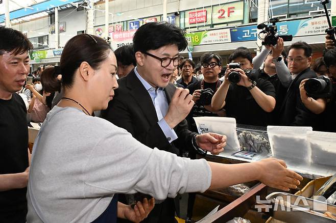 [창원=뉴시스] 차용현 기자 = 2일 오전 한동훈 제21대 대통령 선거 국민의힘 경선 후보가 경남 창원시 마산어시장을 찾아 물건을 구매하고 있다. 2025.05.02.con@newsis.com
