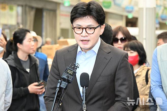 [창원=뉴시스] 차용현 기자 = 2일 오전 경남 창원시 마산어시장을 방문한 한동훈 제21대 대통령 선거 국민의힘 경선 후보가 취재진의 질문에 답하고 있다. 2025.05.02.con@newsis.com