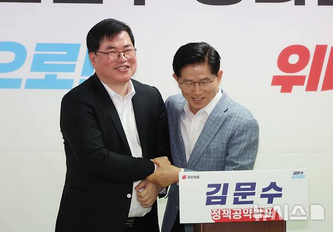 [서울=뉴시스] 고승민 기자 = 유동규 전 성남도시개발공사 기획본부장이 2일 서울 여의도 김문수 국민의힘 대선 경선 후보 캠프에서 김 후보 지지 발언을 하기 전 인사를 하고 있다. 2025.05.02. kkssmm99@newsis.com