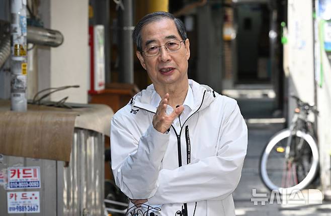 [서울=뉴시스] 황준선 기자 = 한덕수 전 국무총리가 2일 오후 서울 종로구의 식당에서 오세훈 서울시장과의 오찬 간담회를 마치고 백브리핑을 하고 있다. (공동취재) 2025.05.02. photo@newsis.com