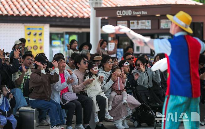 [제주=뉴시스] 우장호 기자 = 어린이날을 사흘 앞둔 2일 제주시 조천읍 에코랜드 테마파크 내 클라우드 스테이지에서 가족단위 관람객들이 특별 공연을 감상하며 즐거운 시간을 보내고 있다. 2025.05.02. woo1223@newsis.com