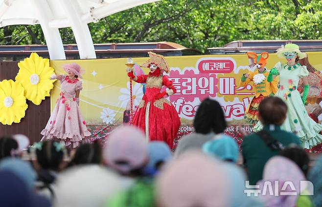 [제주=뉴시스] 우장호 기자 = 어린이날을 사흘 앞둔 2일 제주시 조천읍 에코랜드 테마파크 내 클라우드 스테이지에서 가족단위 관람객들이 특별 공연을 감상하며 즐거운 시간을 보내고 있다. 2025.05.02. woo1223@newsis.com