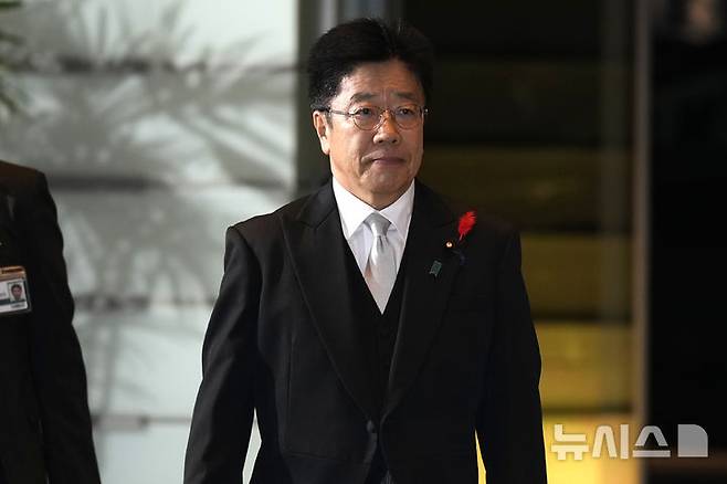 [도쿄=AP/뉴시스]미일 2차 관세 협상이 마무리된 가운데 가토 가쓰노부(加藤勝信) 일본 재무상은 보유한 미국채가 협상 카드로 쓰일 수 있다고 밝혔다. 사진은 가토 재무상이 지난해 10월 1일 도쿄 총리 관저로 들어서고 있는 모습. 2025.05.02.