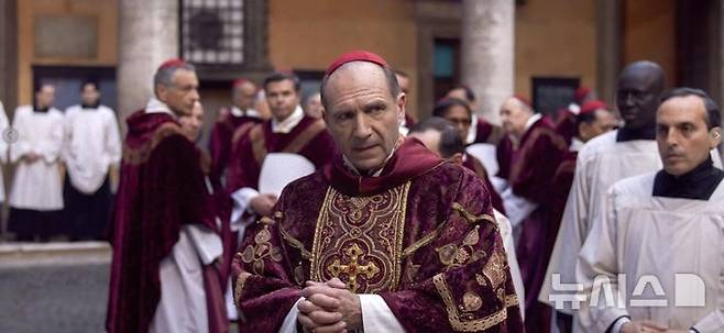 [서울=뉴시스] 차기 교황을 뽑는 콘클라베가 5일 앞으로 다가온 가운데, 가톨릭 내 보수파가 프란치스코 교황의 개혁 성향 정책을 비판하며 세몰이에 나섰다. 사진은 영화 '콘클라베'의 한 장면. (사진=AP통신)