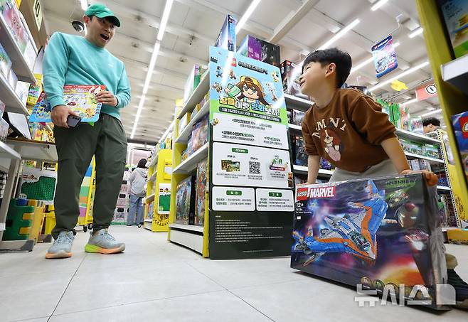 [서울=뉴시스] 황준선 기자 = 어린이날을 사흘 앞둔 2일 오후 서울 종로구 동대문 완구·문구 거리를 찾은 어린이가 장난감을 고르고 있다. 2025.05.02. hwang@newsis.com