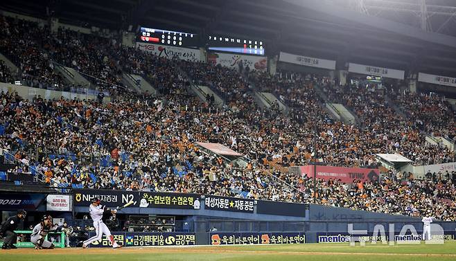 [서울=뉴시스] 김진아 기자 = 지난 3월27일 오후 서울 송파구 잠실야구장에서 열린 2025 KBO리그 한화 이글스와 LG 트윈스의 경기, 팬들이 응원하고 있다. 2025.03.27. bluesoda@newsis.com