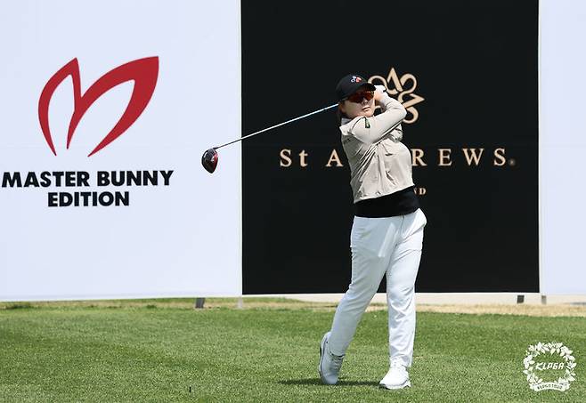 [서울=뉴시스] 홍정민이 2일 경기 양주 레이크우드CC에서 열린 '크리스에프앤씨 제47회 KLPGA 챔피언십' 2라운드 1번홀에서 티샷을 하고 있다. (사진=KLPGA 제공) 2025.05.02. *재판매 및 DB 금지