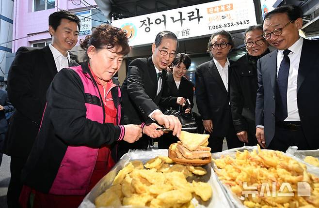 [광주=뉴시스] 김혜인 기자 = 대선 출마를 선언한 한덕수 전 국무총리가 2일 오후 광주 동구 대인시장을 찾아 시장 상인들과 인사하고 있다. 2025.05.02. hyein0342@newsis.com