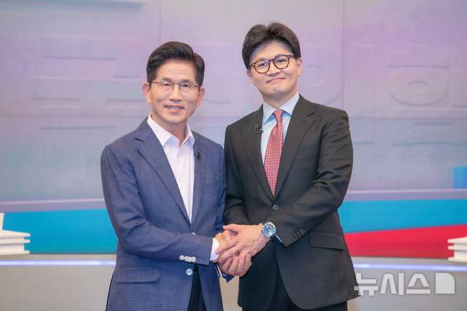 [서울=뉴시스] 국회사진기자단 = 김문수(왼쪽), 한동훈 제21대 대통령 선거 국민의힘 경선 후보가 30일 오후 서울 중구 TV조선 스튜디오에서 열린 TV토론에 앞서 기념촬영을 하고 있다. 2025.04.30. photo@newsis.com