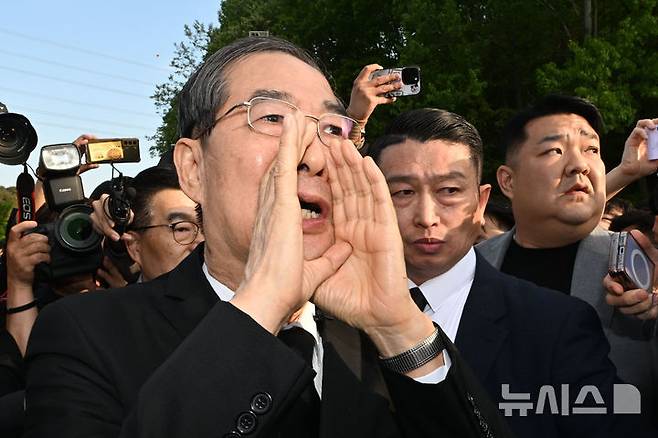 [광주=뉴시스] 이영주 기자 =  한덕수 전 국무총리가 2일 오후 광주 북구 운정동 국립5·18민주묘지에서 오월 영령을 향한 참배에 나서던 중 참배를 반대하는 광주시민들에 가로막혀 돌아선 뒤 시민들을 향해 읍소하고 있다. 2025.05.02. leeyj2578@newsis.com