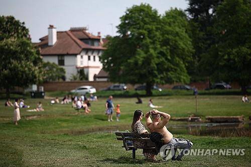 영국 윔블던에서 더위를 식히는 시민들 [AFP 연합뉴스 자료사진. 재판매 및 DB 금지]