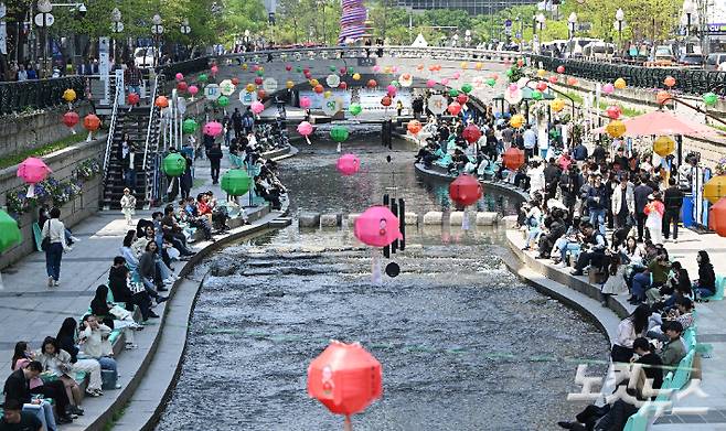 서울 중구 청계천을 찾은 시민들이 휴식을 취하고 있다. 류영주 기자