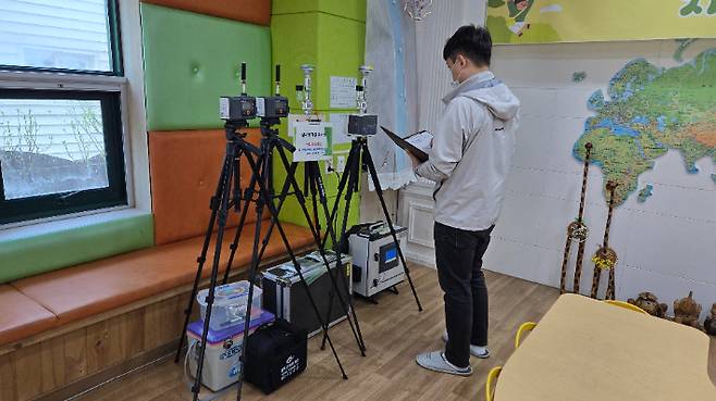 광주광역시 보건환경연구원이 쾌적한 실내 생활환경 조성을 위해 경로당, 지역아동센터 등 소규모 사회복지시설 15개소를 대상으로 오는 5월말까지 실내공기질 무료 검사를 실시한다. 광주시 제공
