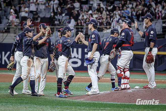 롯데 선수들이 1일 키움과 원정 3연전을 싹쓸이한 뒤 세리머니를 하고 있다. 롯데