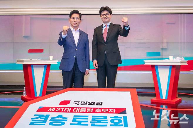 국민의힘 제21대 대통령선거 경선 결선투표에 진출한 김문수(왼쪽) 한동훈 후보가 TV토론에 앞서 스튜디오에서 자세를 취하고 있다. 국회사진취재단
